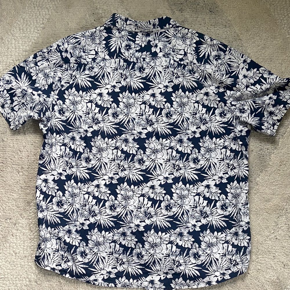 ✨5 for $15✨ Navy Floral Hawaiian Men's Shirt - Picture 5 of 6